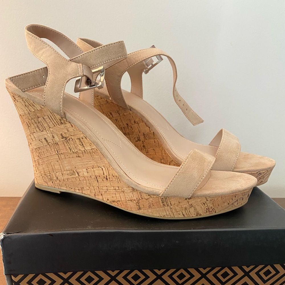 New in box Charles David Lindy Platform Wedge Sandals, sz 13M, Nude Microsuede.